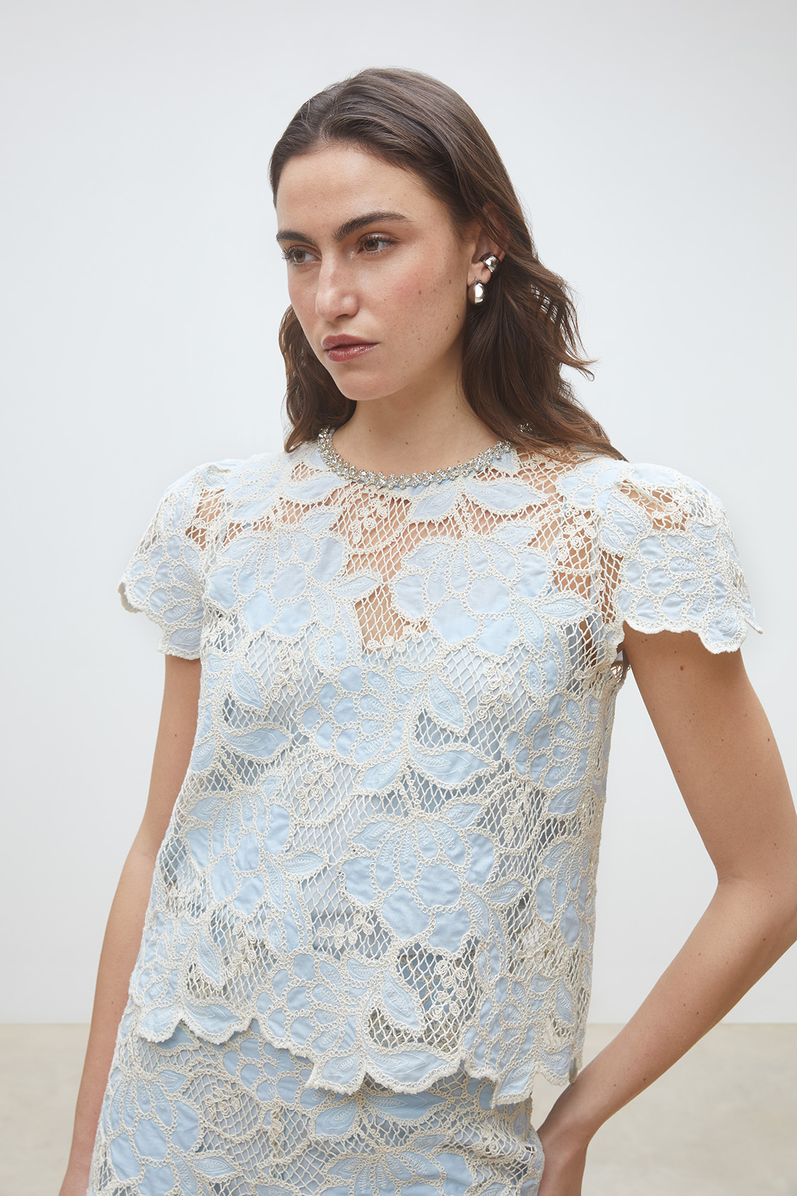 Lexy Blouse courte bicolore en guipure Bleu ciel Suncoo