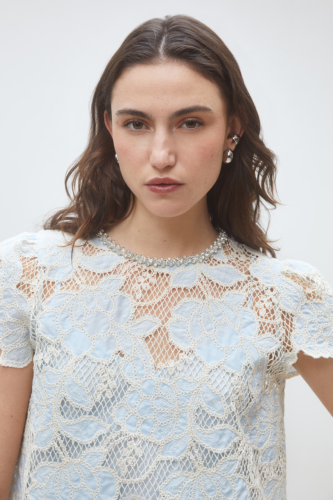 Lexy Blouse courte bicolore en guipure Bleu ciel Suncoo