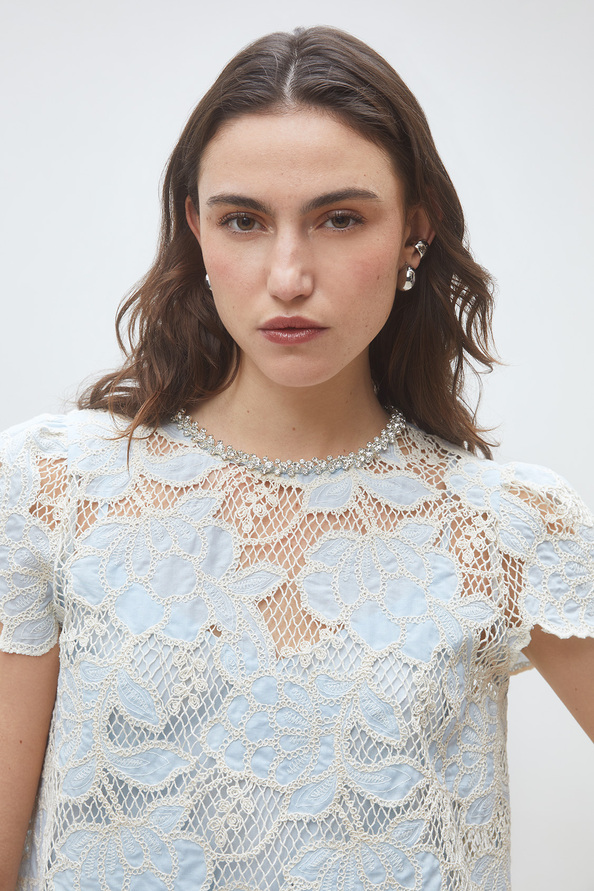 Lexy Blouse courte bicolore en guipure Bleu ciel Suncoo