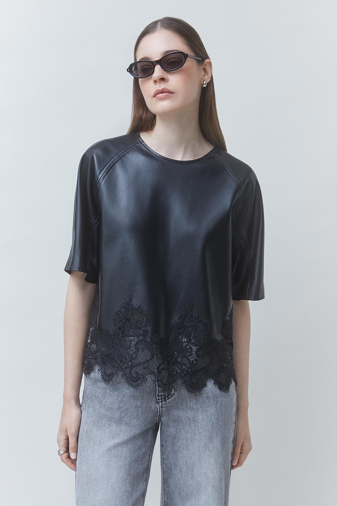 LONDON Blouse en simili cuir noir détails dentelle Noir Suncoo