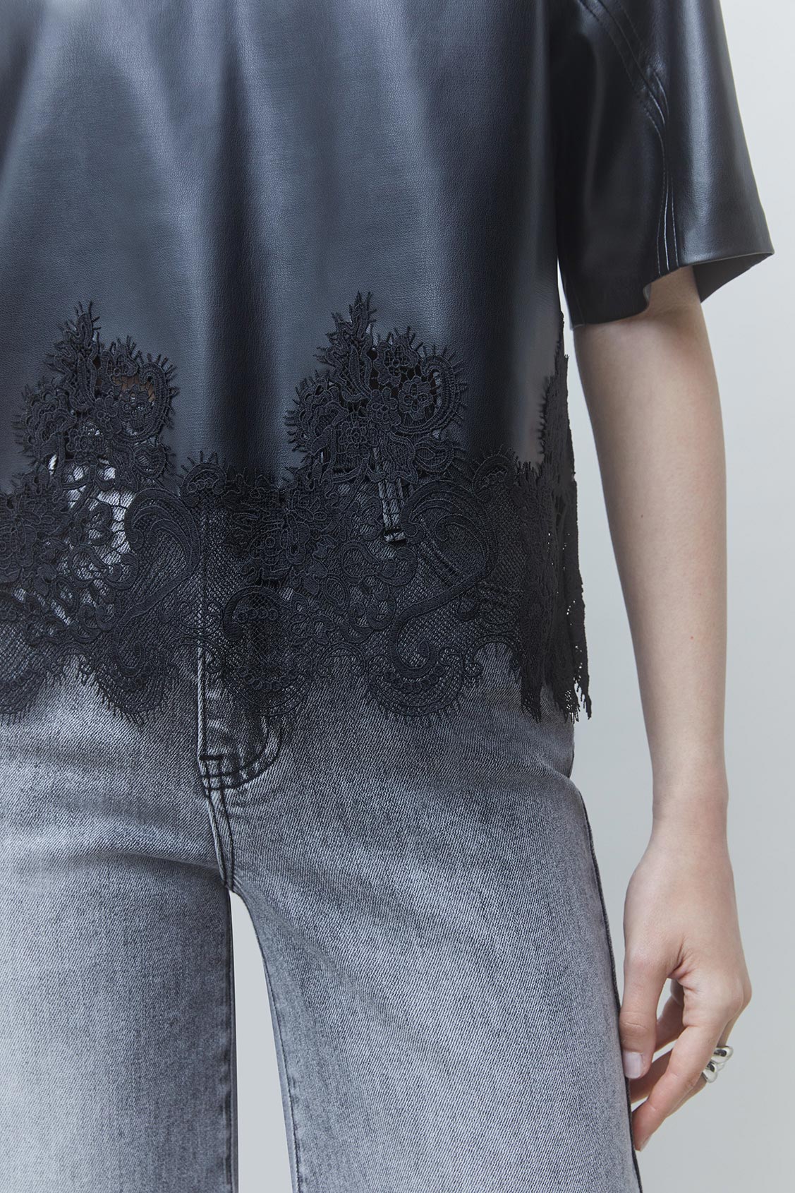 LONDON Blouse en simili cuir noir détails dentelle Noir Suncoo