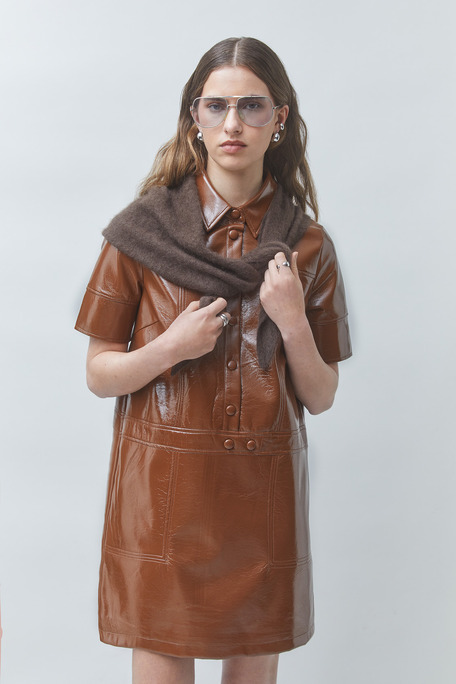CORA Robe courte en vinyle Camel Suncoo