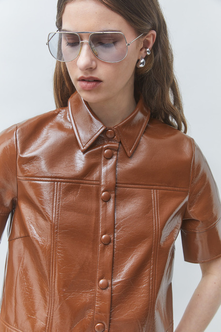 CORA Robe courte en vinyle Camel Suncoo