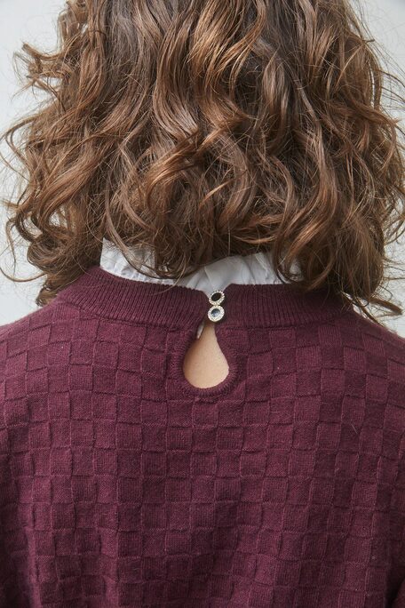 PICOLA Pull maille damier détail col Prune Suncoo